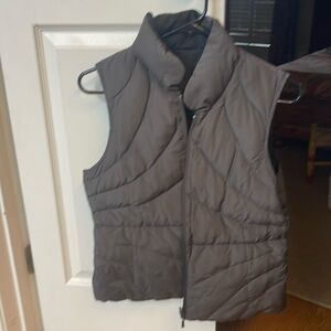 Reversible puffer vest